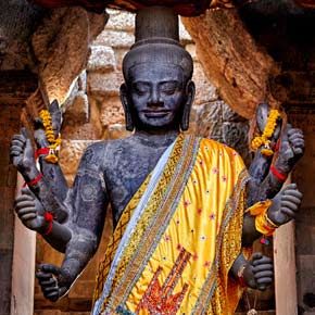 ancient buddhist statue in Angkor Wat