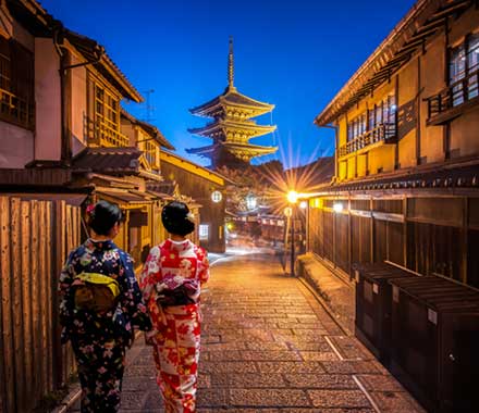 Japanese geisha in kimono at yasaka pagoda